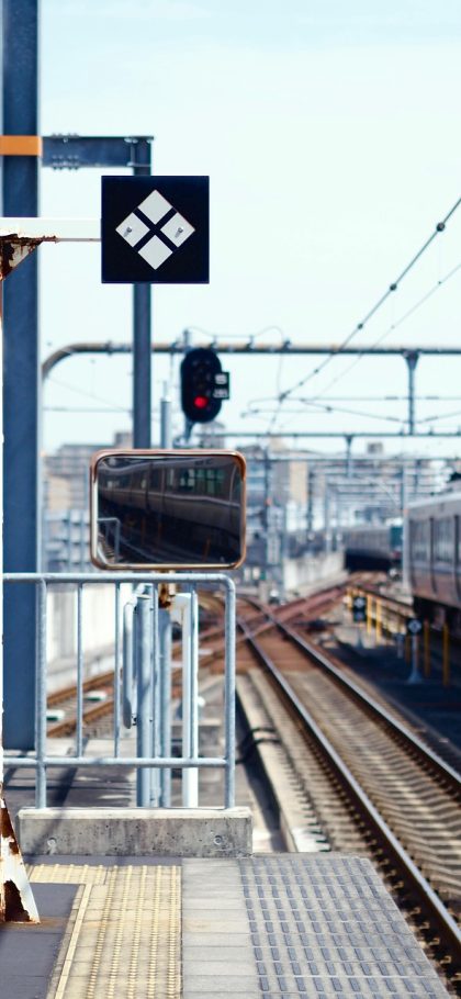 大学生在线 App 首页界面截图，竖屏长图，顶部为搜索入口，中部按专题主线排列卡片，底部是四个导航标签，配色为薄荷青与浅灰
