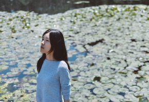 大学生通过大学生在线平台投递简历，笔记本显示求职岗位列表，桌面整洁有咖啡杯